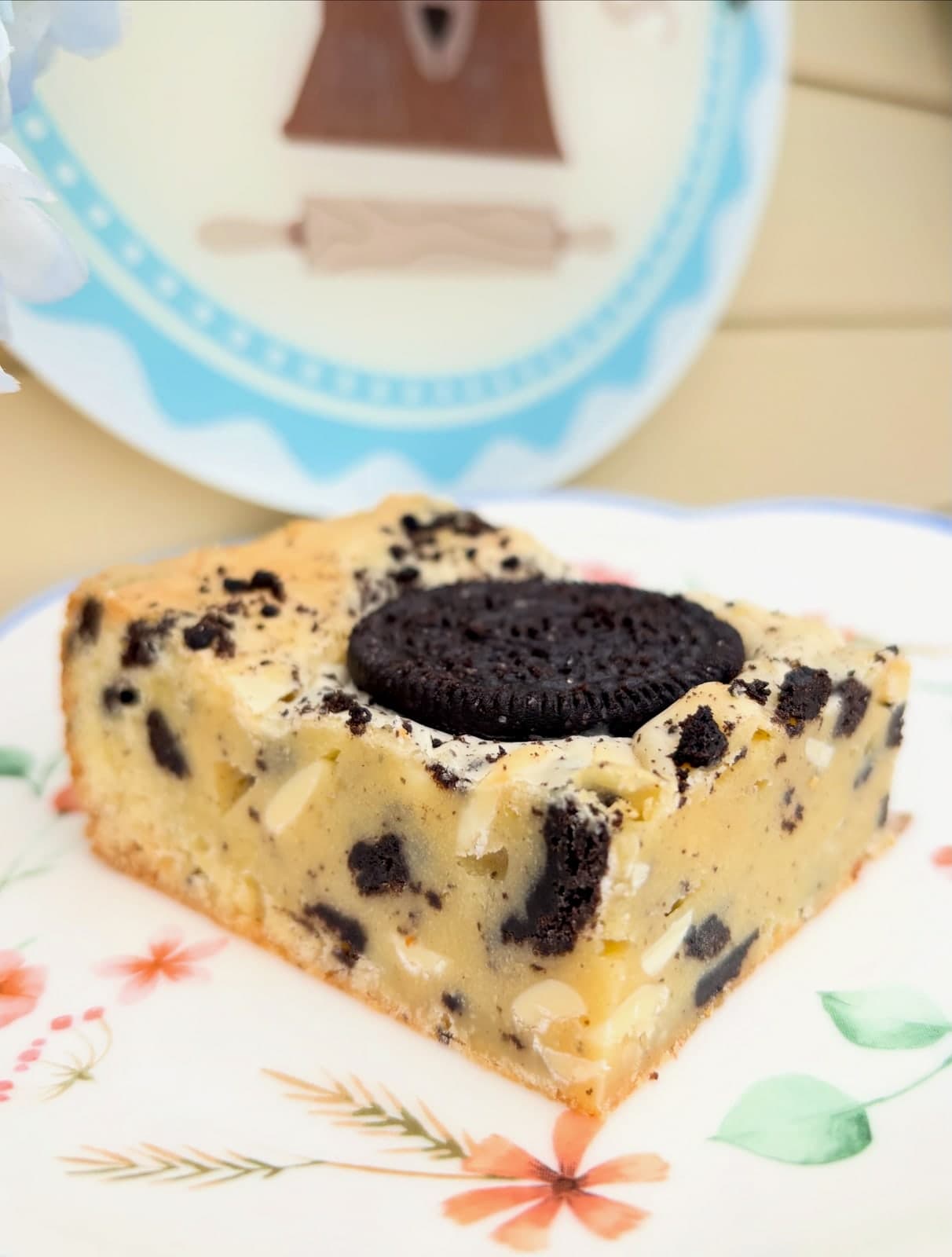 Oreo Blondie photographed at Little Bear Bakes