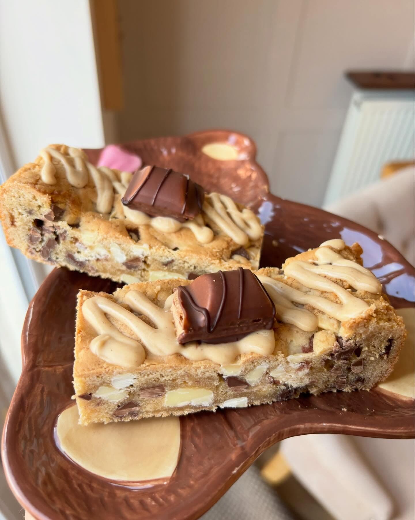 Kinder Bueno cookie bar slices with white chocolate drizzle