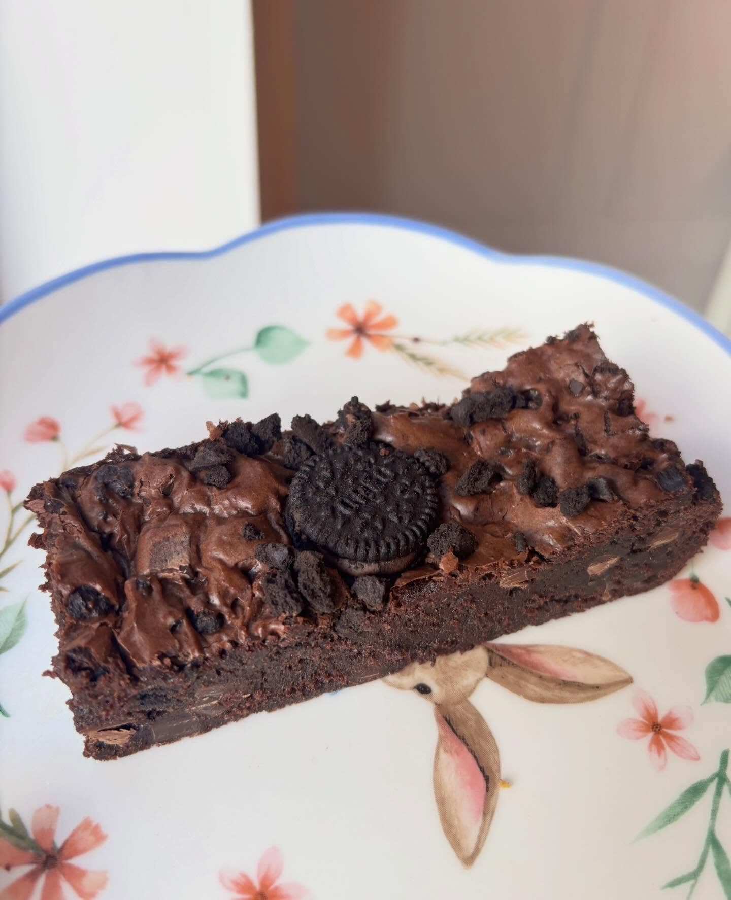 Oreo brownie slice topped with Oreo biscuit pieces