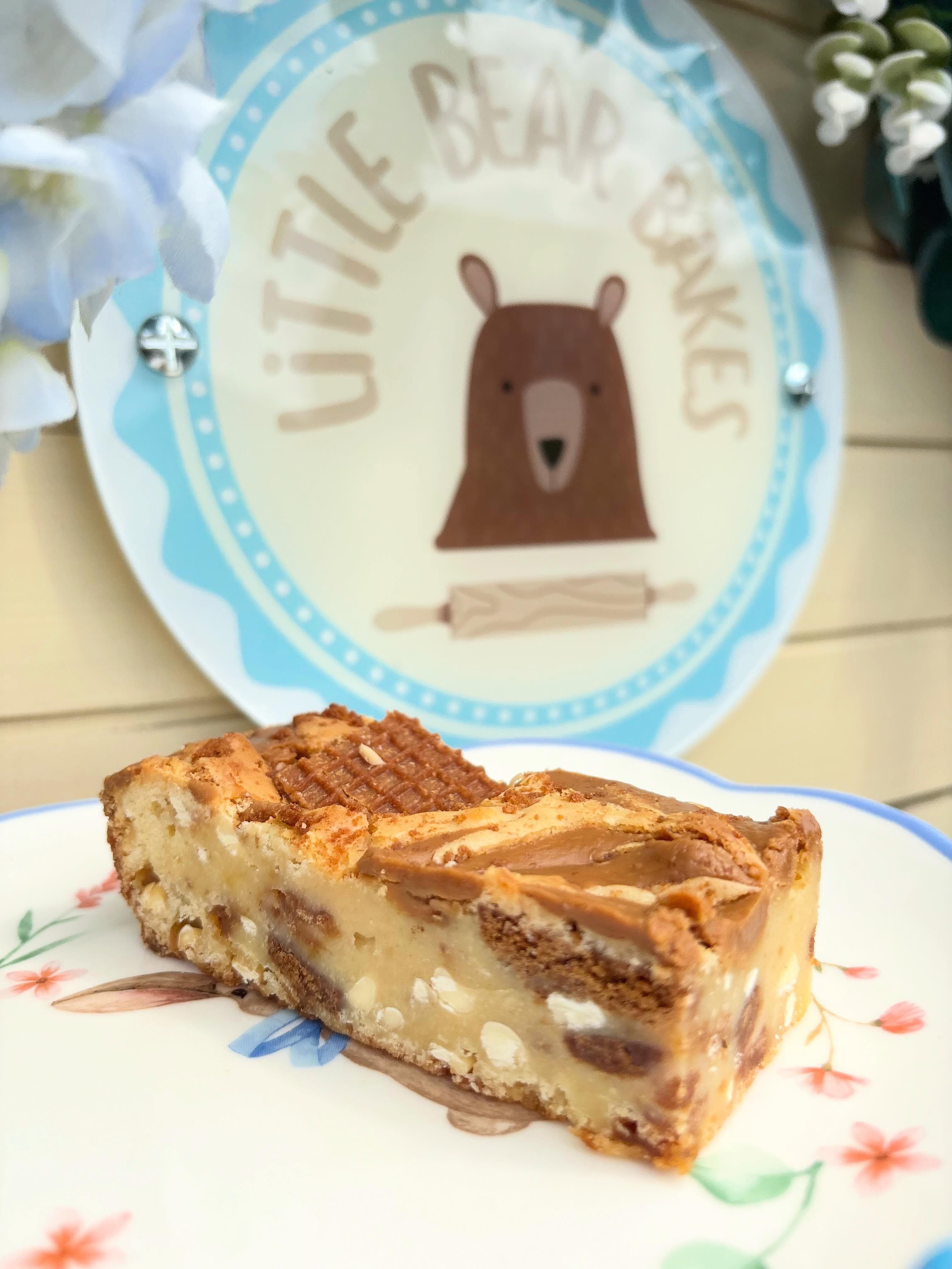 Stroopwafel blondie slice with caramel and waffle pieces